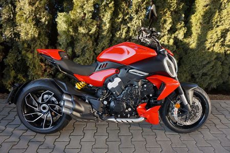 Ducati Diavel V4 red}