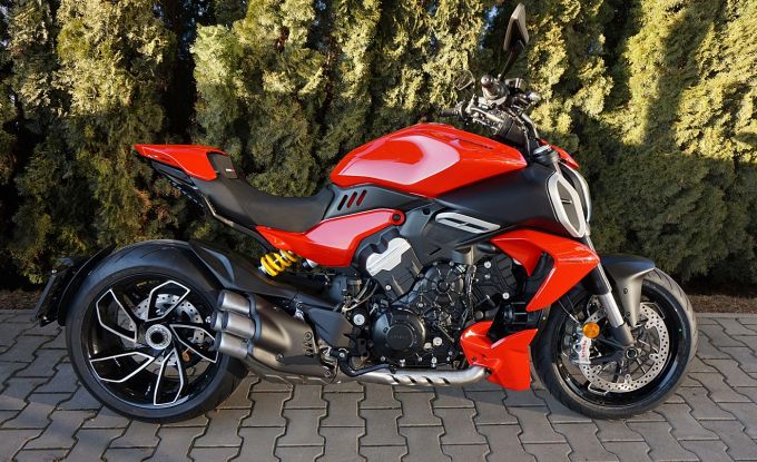 Ducati Diavel V4 red