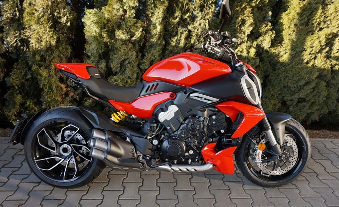 Ducati Diavel V4 red