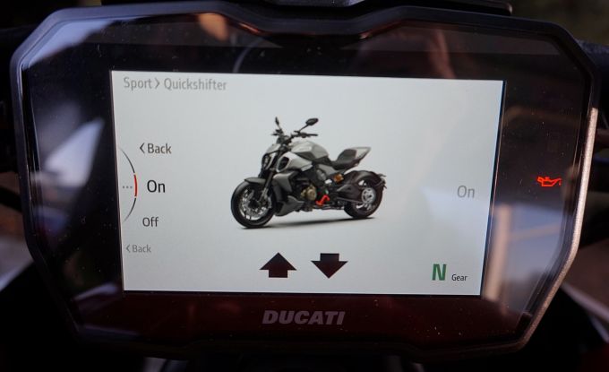 Ducati Diavel V4 red