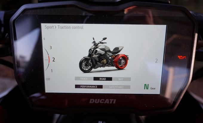 Ducati Diavel V4 red