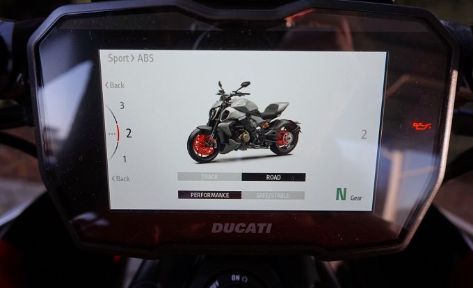 Ducati Diavel V4 red