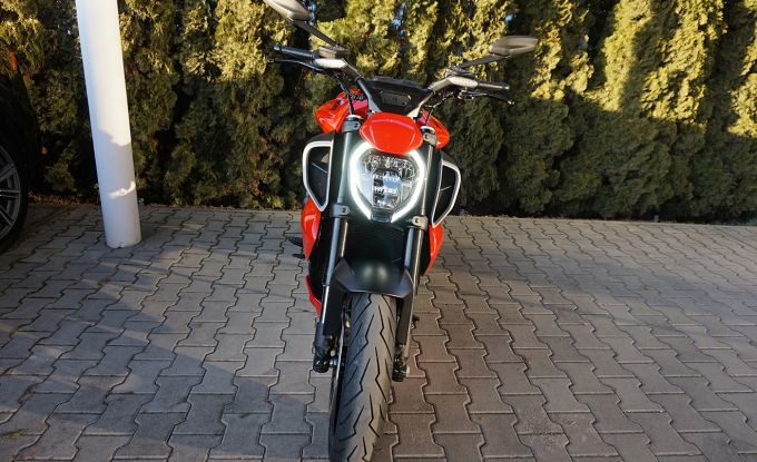 Ducati Diavel V4 red