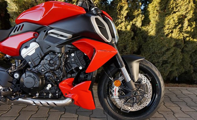 Ducati Diavel V4 red