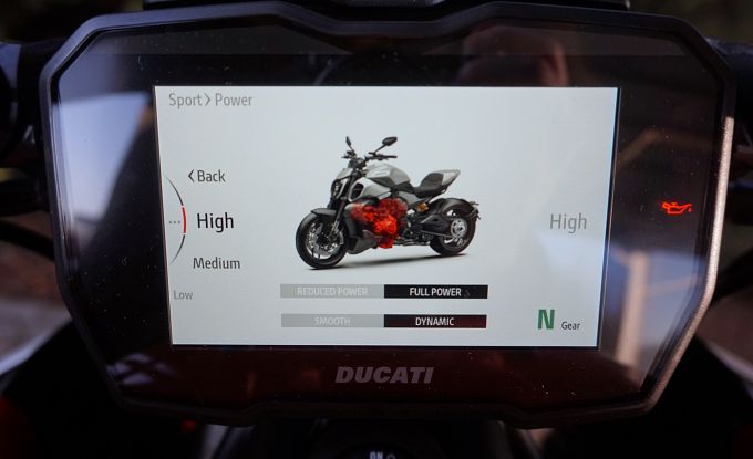 Ducati Diavel V4 red