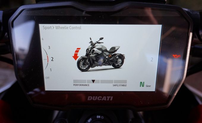 Ducati Diavel V4 red